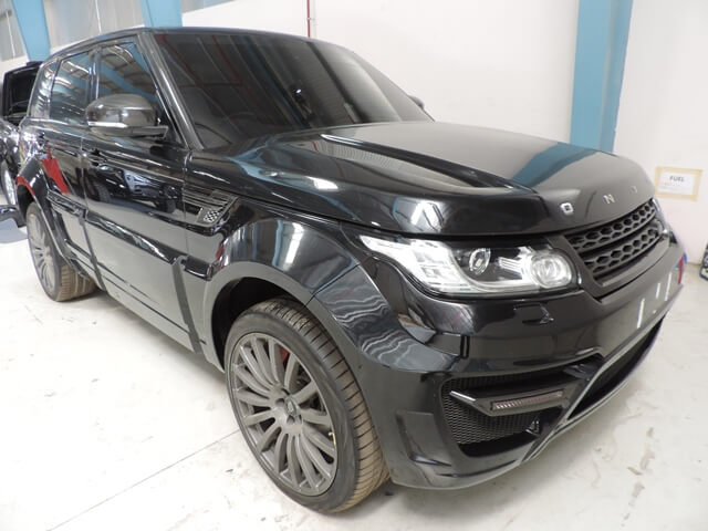 Range Rover Sport blindé - vue avant, côté gauche, configuration tactique