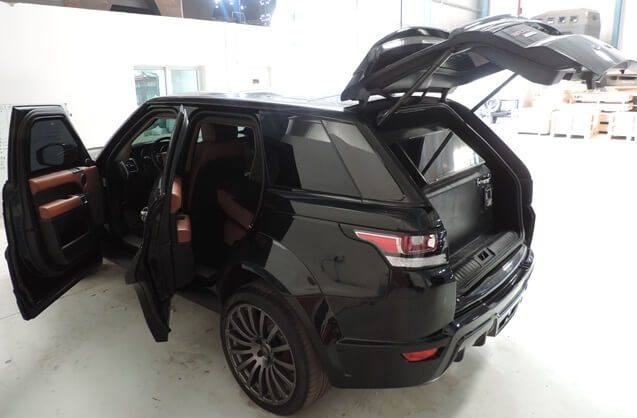 Range Rover Sport blindé - profil latéral, côté gauche, porte ouverte, coffre ou compartiment arrière