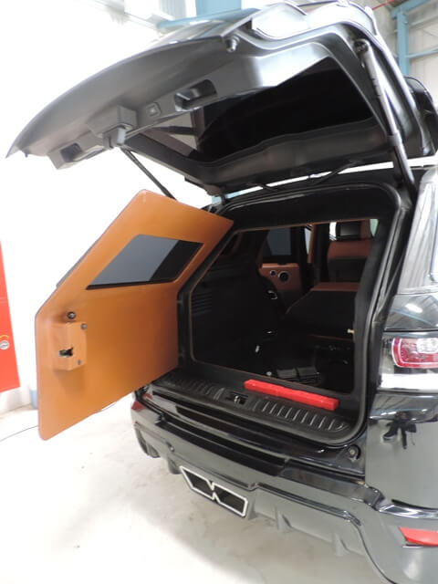 Range Rover Sport blindé - coffre ou compartiment arrière, détail du blindage, configuration tactique