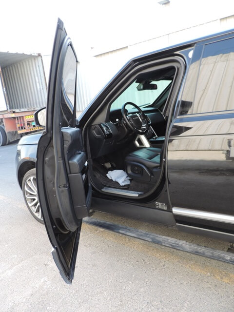 Range Rover Vogue blindé - poste conducteur, porte ouverte