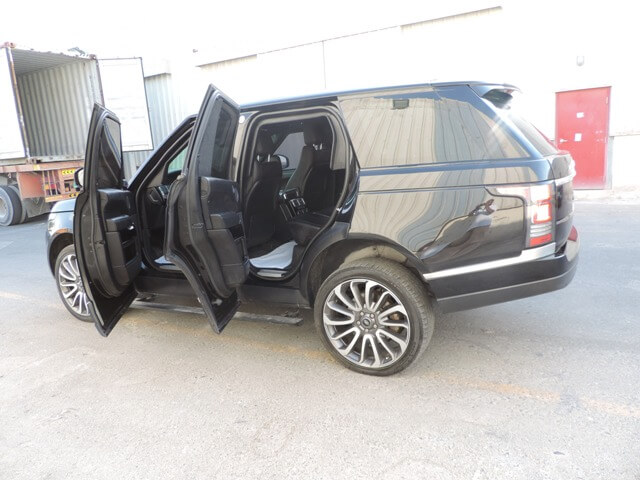 Range Rover Vogue blindé - profil latéral, côté gauche, porte ouverte