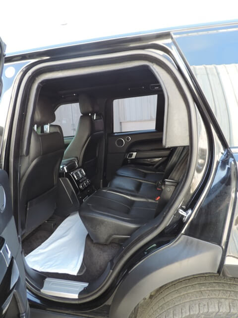Range Rover Vogue blindé - sièges passagers, porte ouverte