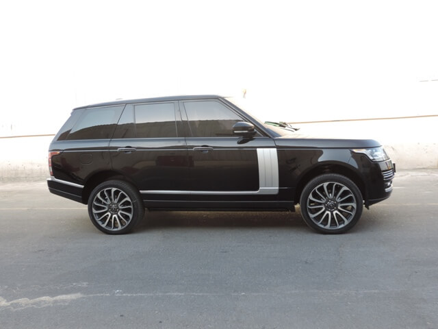 Range Rover Vogue blindé - profil latéral, côté droit 5