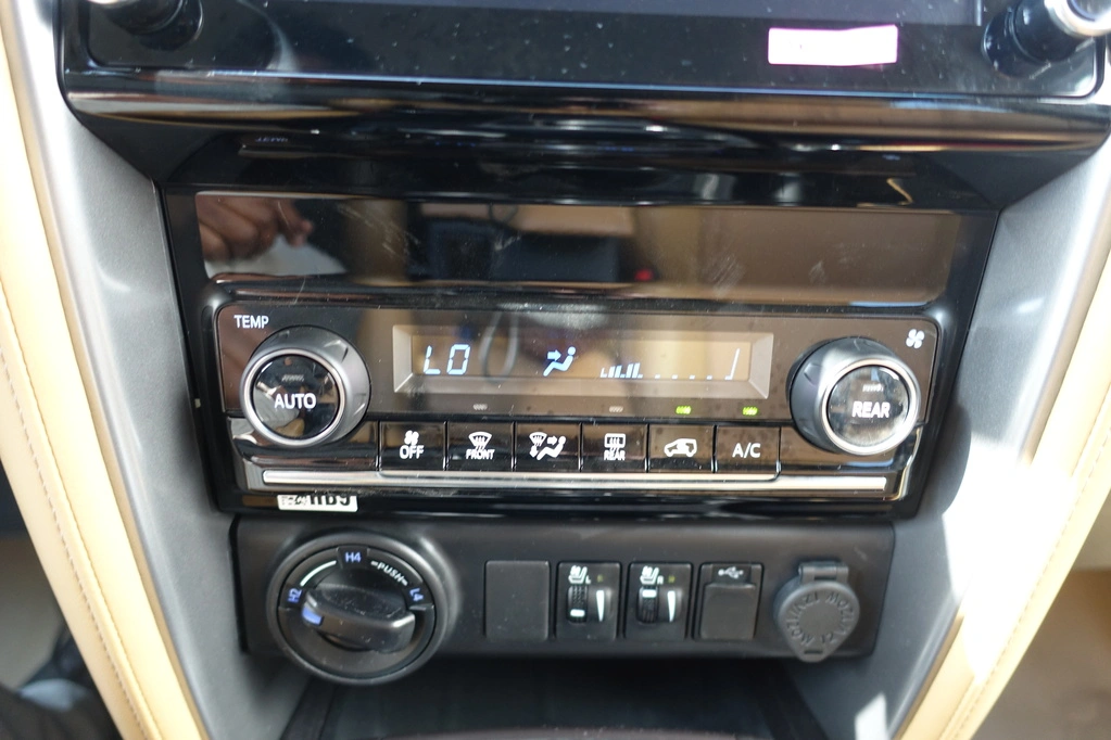 TOYOTA-FORTUNER-4.0L-WHITE-AC-and-radio