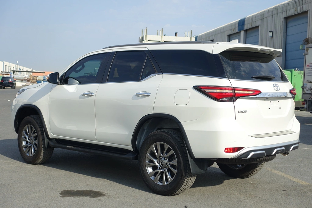 TOYOTA-FORTUNER-4.0L-WHITE-back-view-left-angle