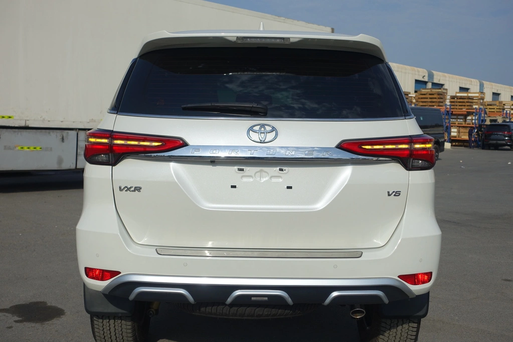 TOYOTA-FORTUNER-4.0L-WHITE-back-view-lights-on