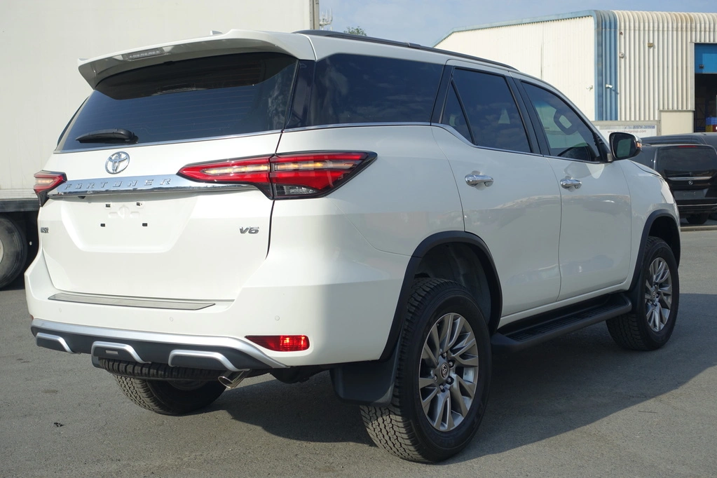 TOYOTA-FORTUNER-4.0L-WHITE-back-view-right-angle