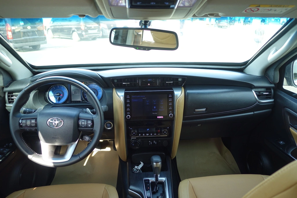 TOYOTA-FORTUNER-4.0L-WHITE-cockpit-2
