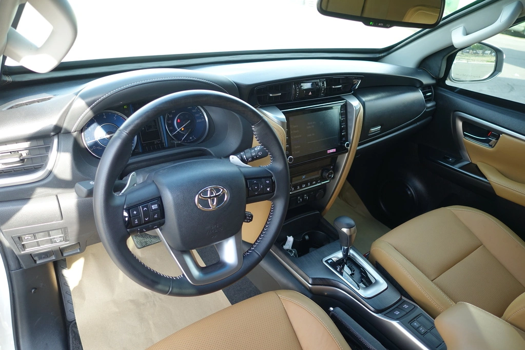TOYOTA-FORTUNER-4.0L-WHITE-cockpit-3