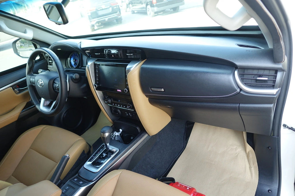 TOYOTA-FORTUNER-4.0L-WHITE-cockpit-4