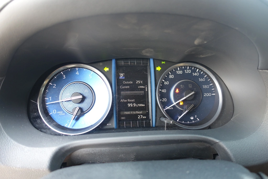 TOYOTA-FORTUNER-4.0L-WHITE-dashboard