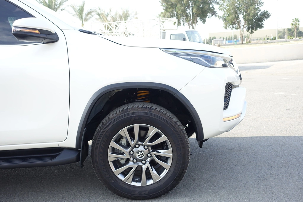 TOYOTA-FORTUNER-4.0L-WHITE-front-right-tire