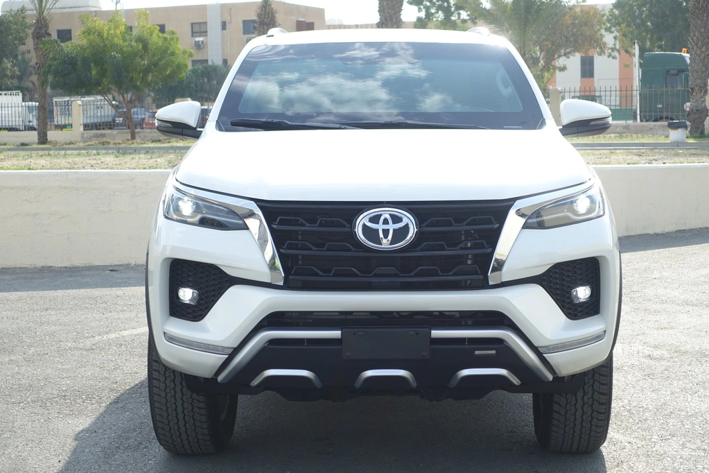 TOYOTA-FORTUNER-4.0L-WHITE-front-view-lights-off