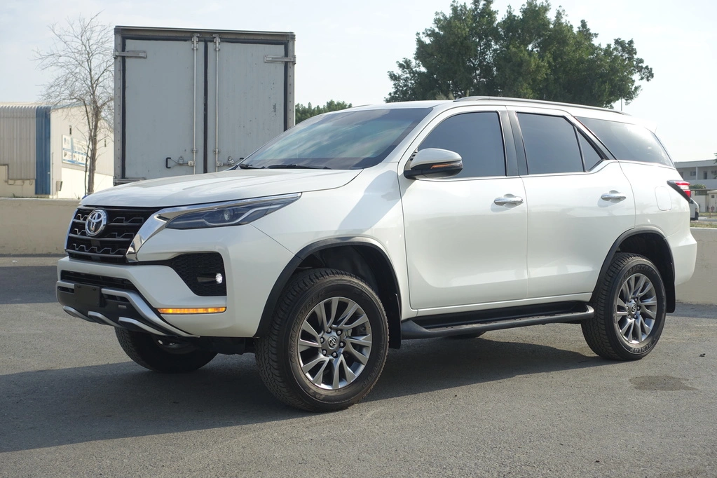 TOYOTA-FORTUNER-4.0L-WHITE-front-view-lights-on-left-angle