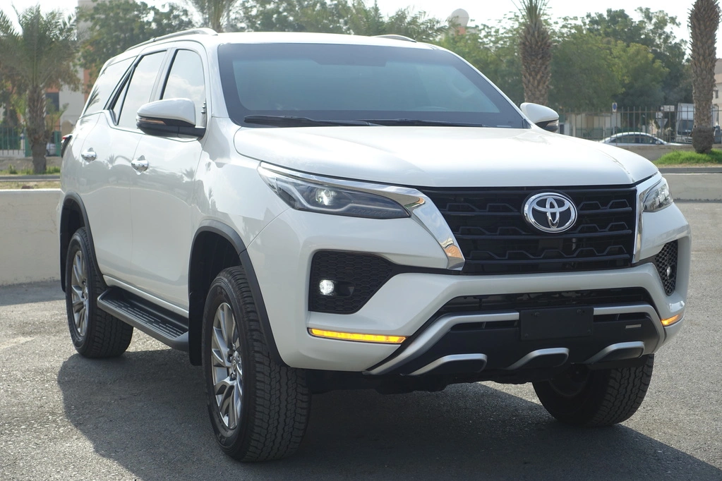 TOYOTA-FORTUNER-4.0L-WHITE-front-view-lights-on