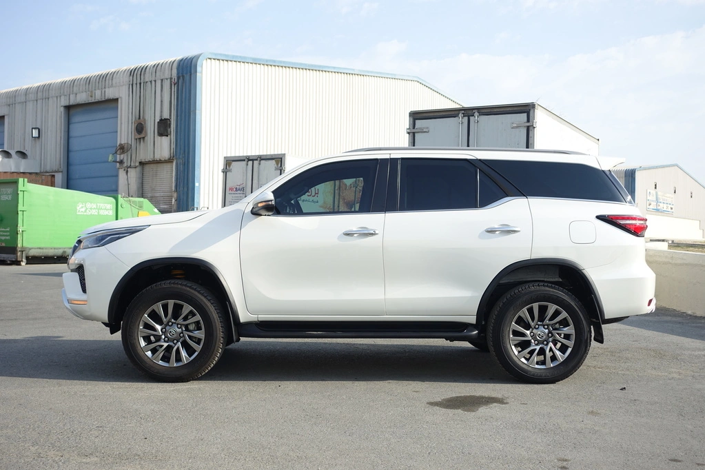 TOYOTA-FORTUNER-4.0L-WHITE-full-left-view