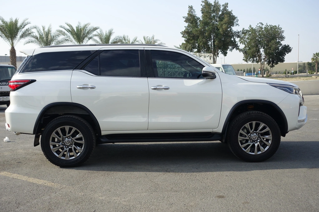 TOYOTA-FORTUNER-4.0L-WHITE-full-right-side-view