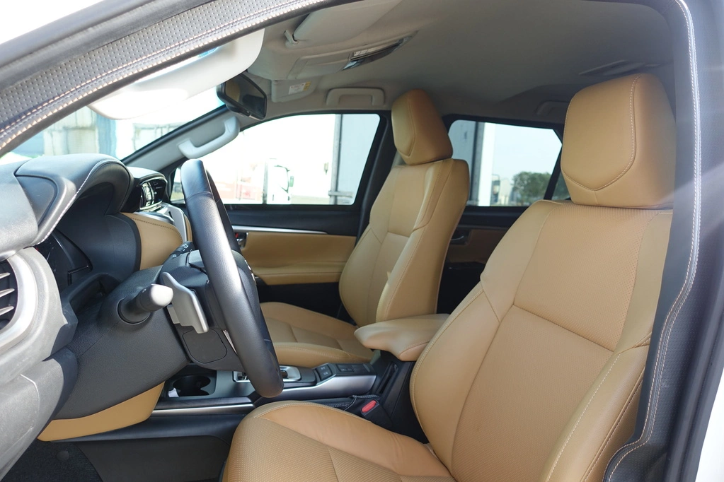 TOYOTA-FORTUNER-4.0L-WHITE-interior-view