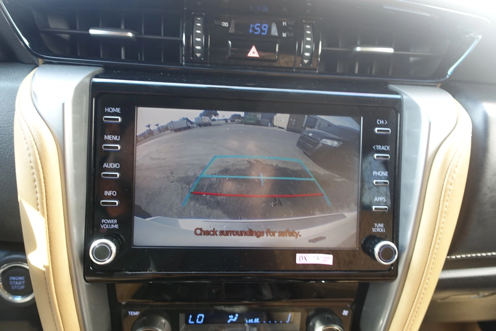 TOYOTA-FORTUNER-4.0L-WHITE-parking-assist