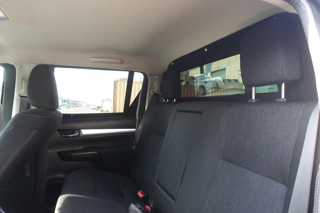 Toyota Hilux Adventure SR5 Black blindé - vue arrière, sièges passagers