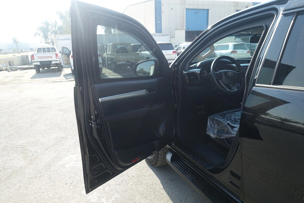 Toyota Hilux Adventure SR5 Black blindé - poste conducteur, porte ouverte