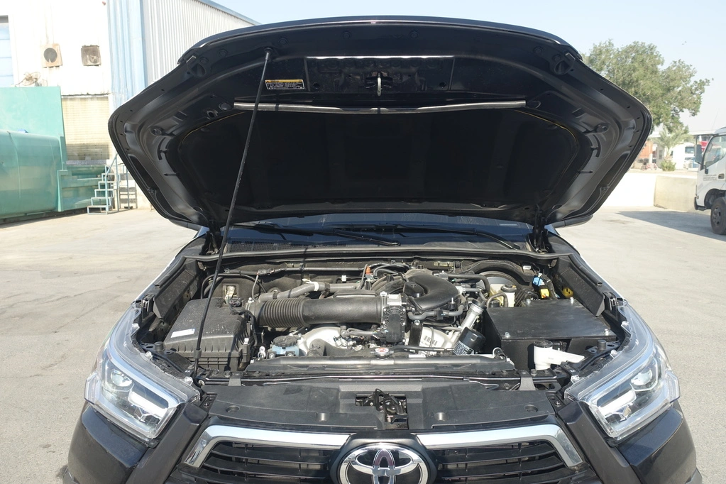 Toyota Hilux Adventure سوداء مصفحة مع حجرة المحرك كاملة