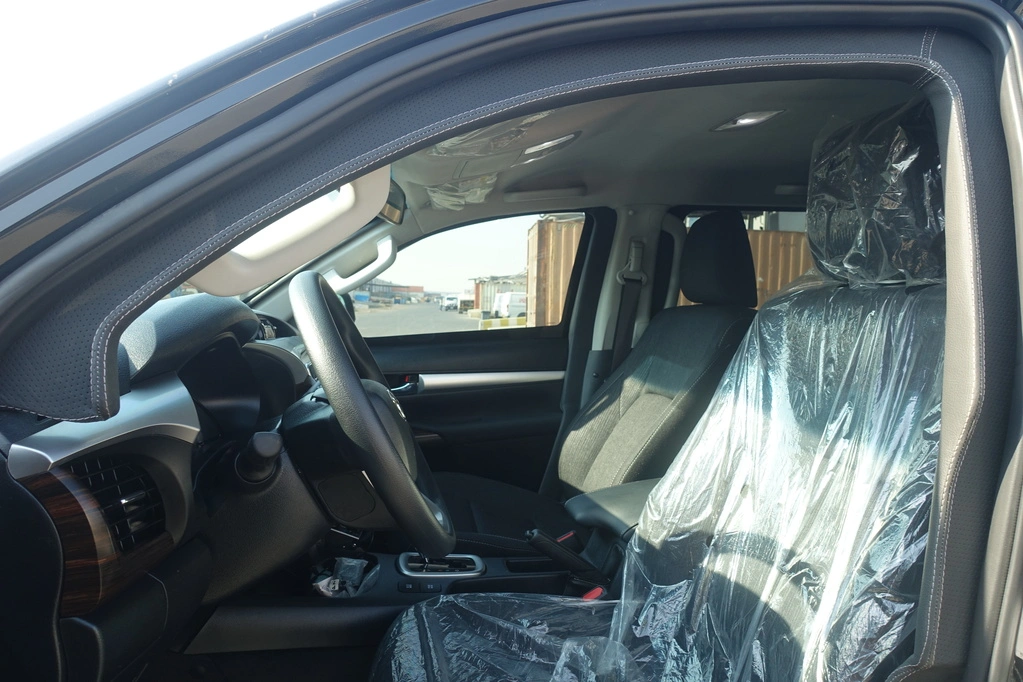 Toyota Hilux Adventure SR5 Black blindé - vue avant, sièges passagers