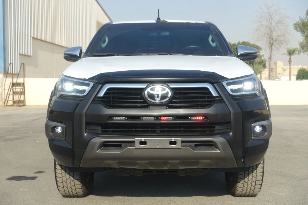 Toyota Hilux Adventure SR5 Black blindé - vue avant, éclairage extérieur