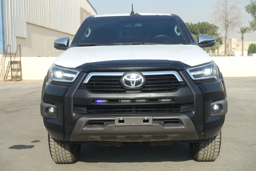 Toyota Hilux Adventure SR5 Black blindé - vue avant