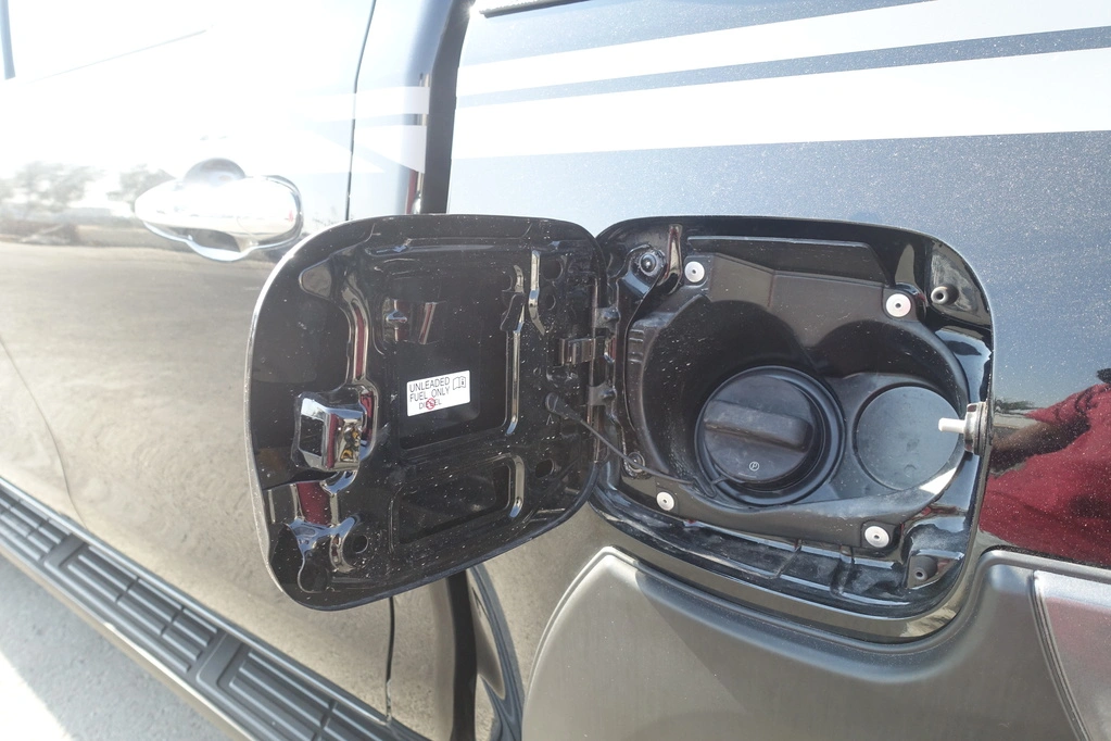 Toyota Hilux Adventure سوداء مصفحة مع غطاء الوقود