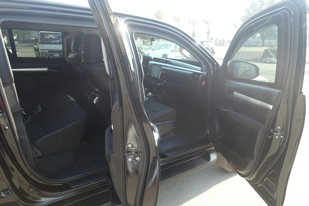 Toyota Hilux Adventure SR5 Black blindé - profil latéral, côté droit, porte ouverte
