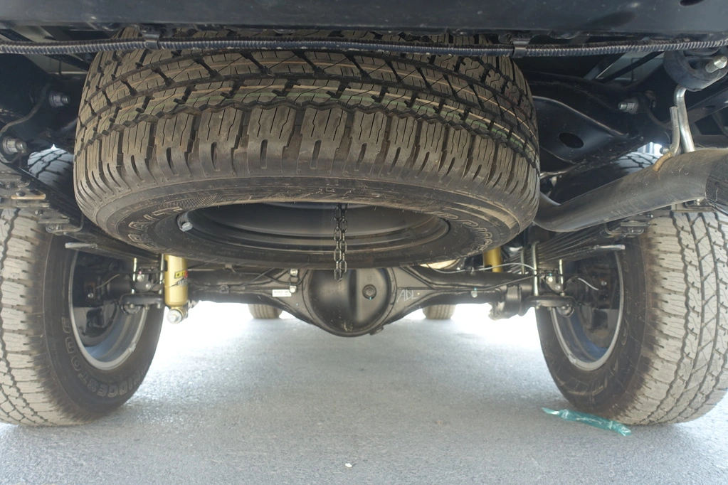 Toyota Hilux Adventure SR5 Black blindé - roue et pneumatique