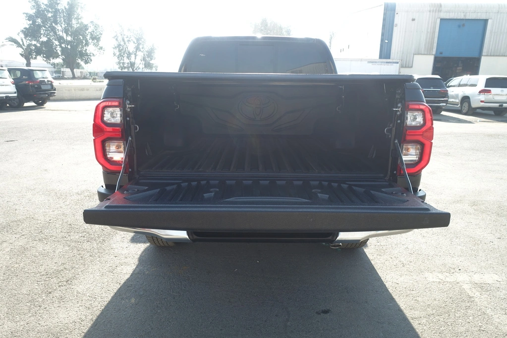 TOYOTA HILUX 4.0L ADVENTURE-BLACK - trunk open