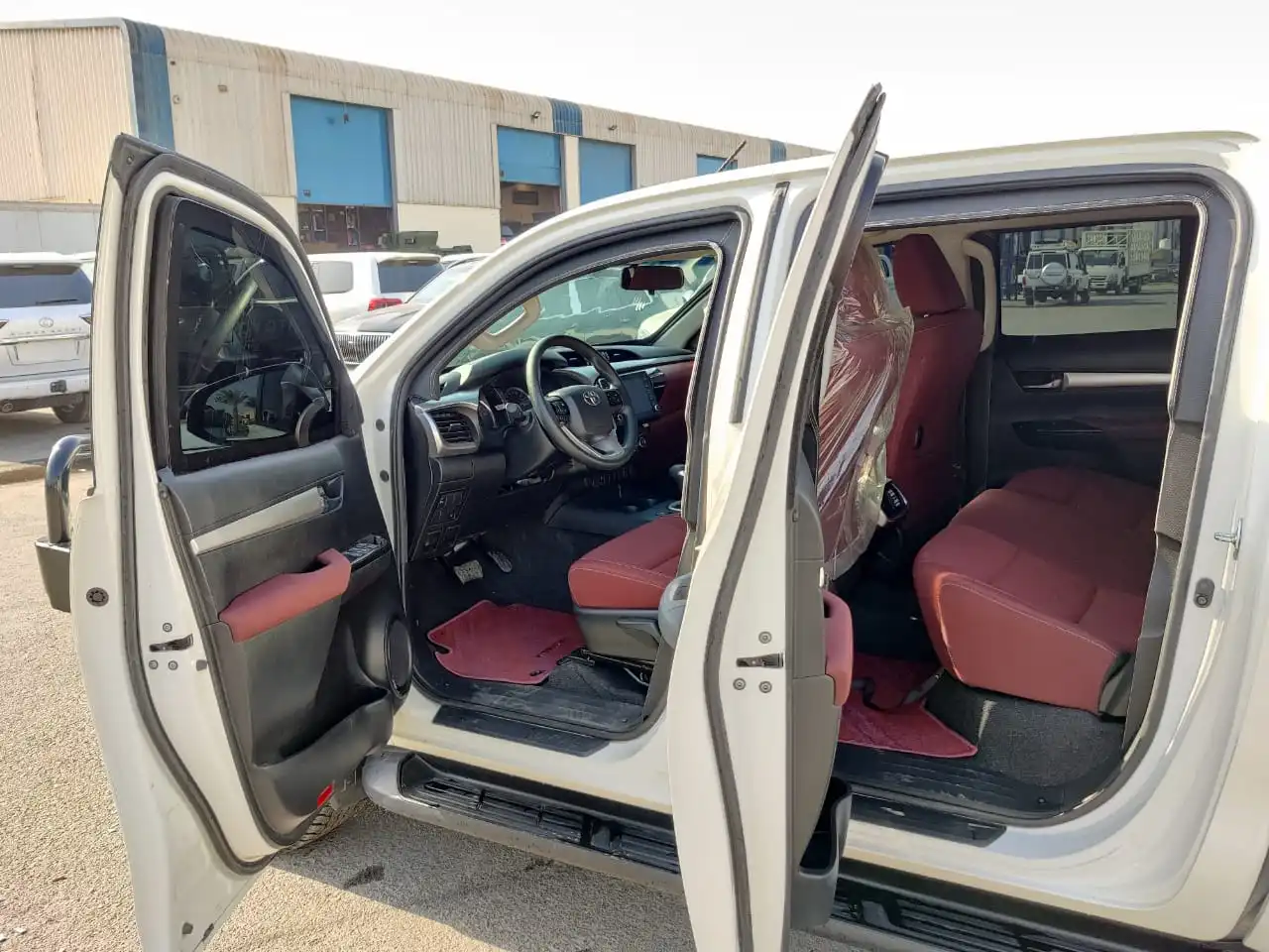 Toyota Hilux 2.7 Petrol BR6 blindé - profil latéral, côté droit, porte ouverte