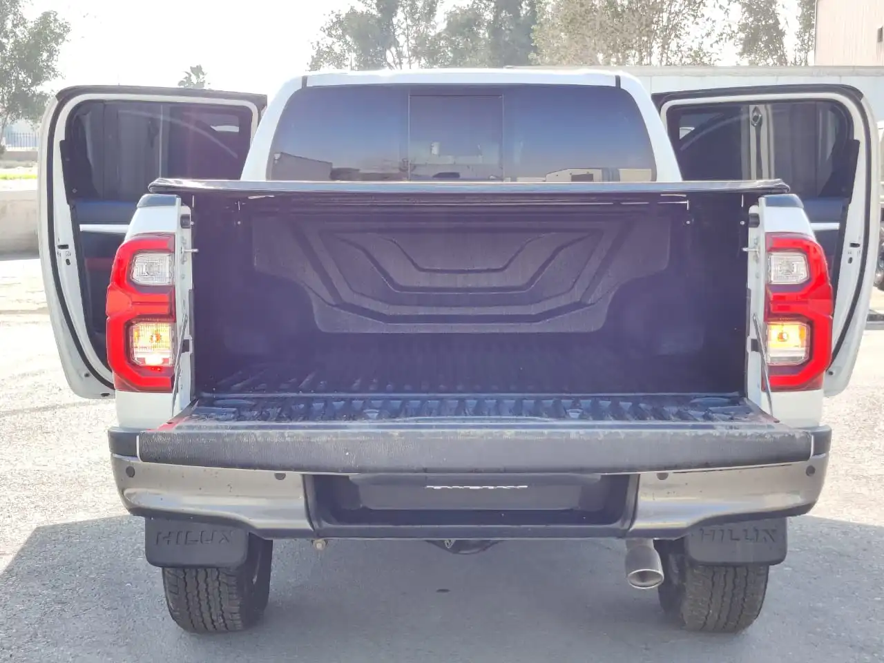 Toyota Hilux 2.7 Petrol BR6 blindé - vue arrière, coffre ou compartiment arrière