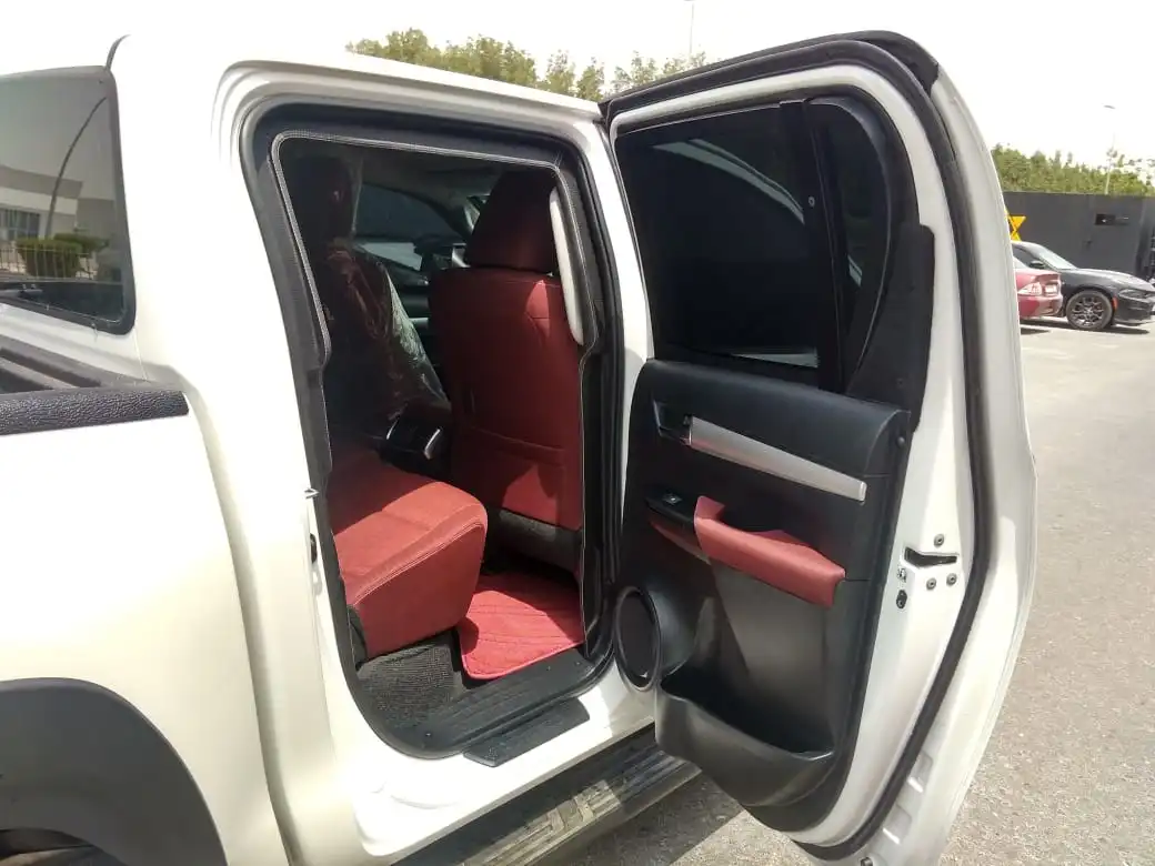 Toyota Hilux 2.7 Petrol BR6 blindé - vue arrière, côté gauche, porte ouverte
