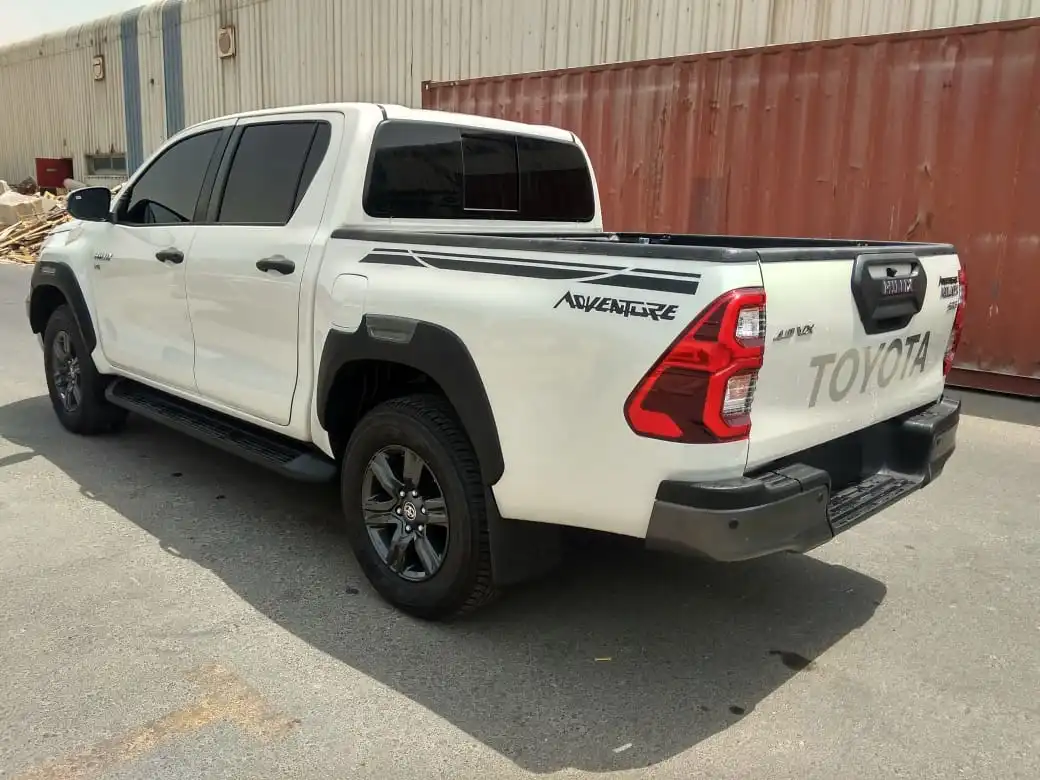 Toyota Hilux 2.7 Petrol BR6 blindé - vue arrière, côté gauche, angle trois-quarts