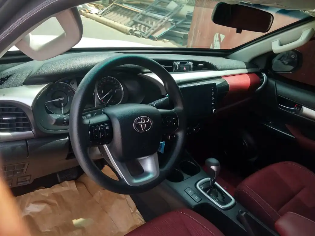 Toyota Hilux 2.7 Petrol BR6 blindé - intérieur 10