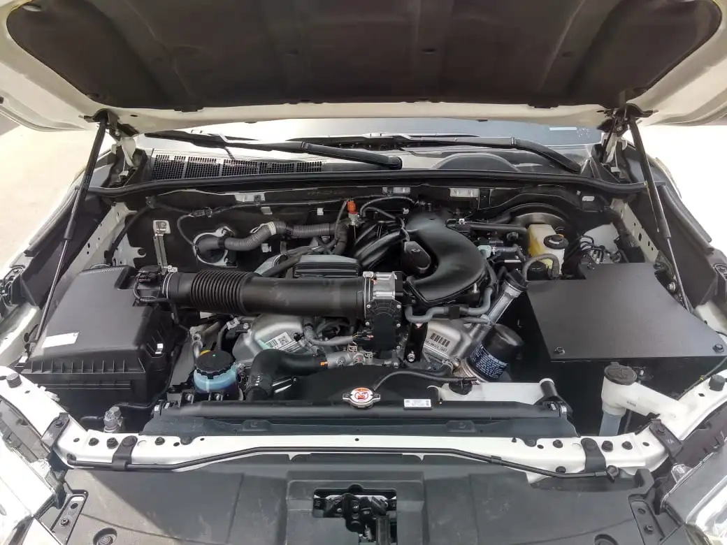 Toyota Hilux 2.7 Petrol BR6 blindé - compartiment moteur