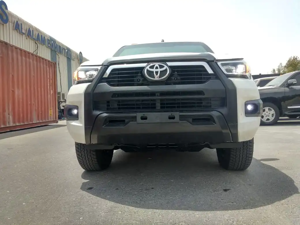 Toyota Hilux 2.7 Petrol BR6 blindé - vue avant 19