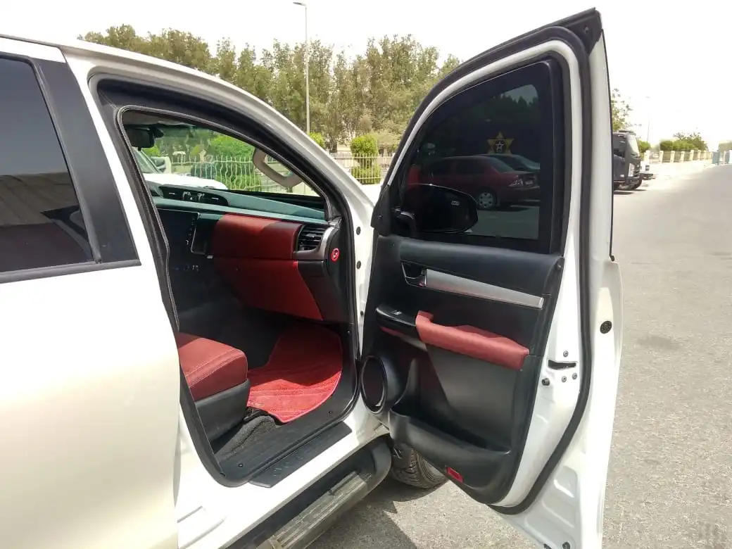 Toyota Hilux 2.7 Petrol BR6 blindé - vue avant, côté gauche, sièges passagers, porte ouverte