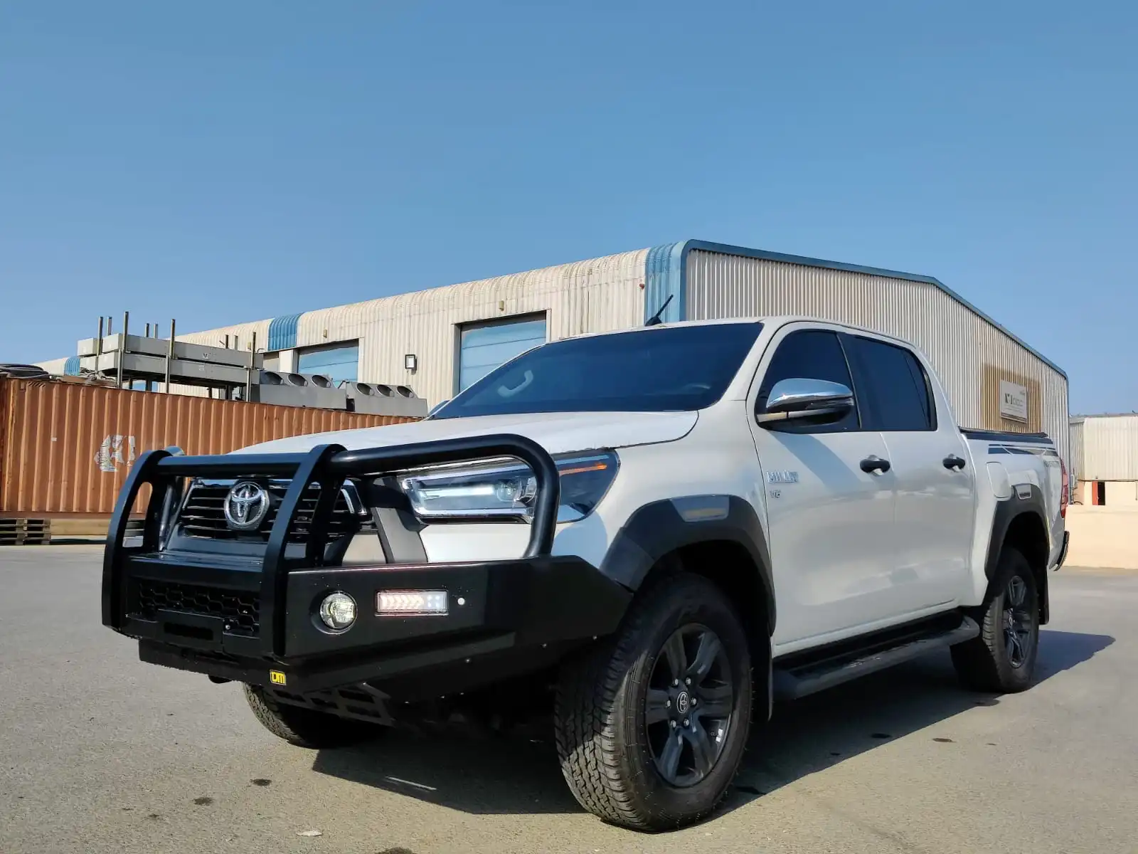 Toyota Hilux 2.7 Petrol BR6 blindé - vue avant, éclairage extérieur