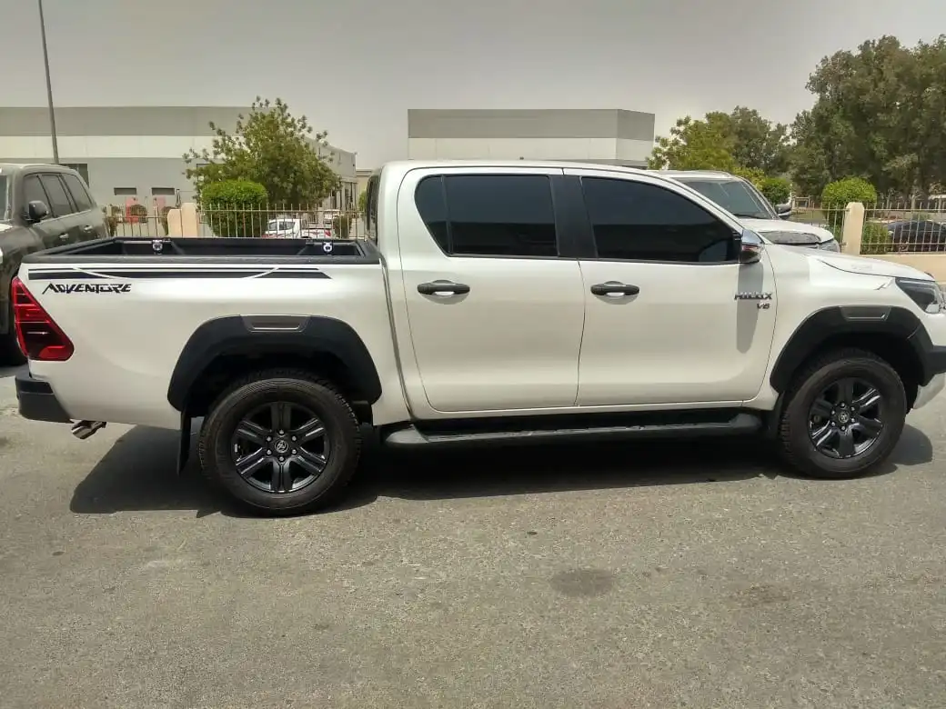 Toyota Hilux 2.7 Petrol BR6 blindé - profil latéral, côté droit, vue complète