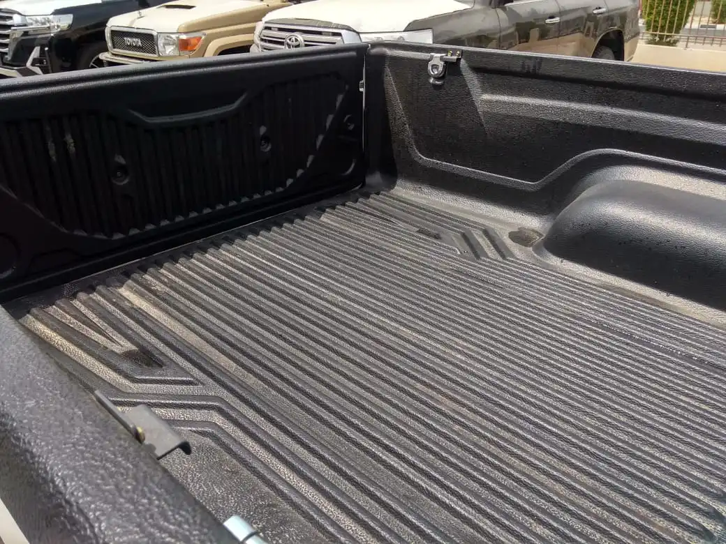 Toyota Hilux Adventure SR5 مصفحة مع صندوق التحميل