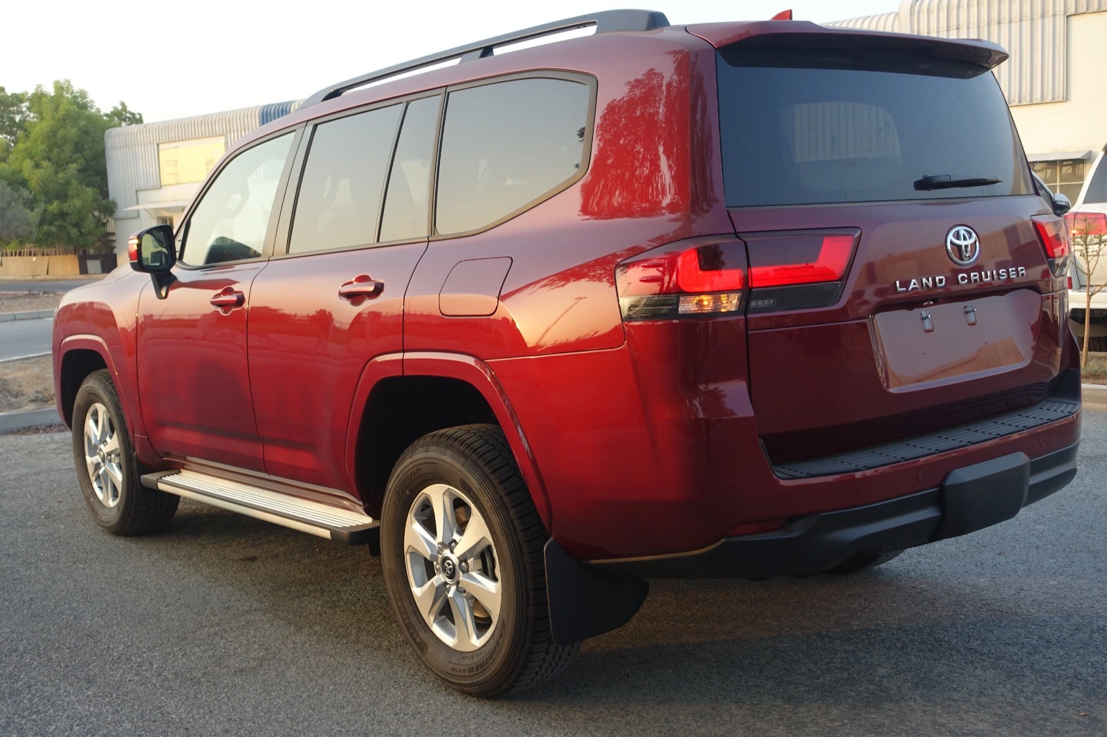 Toyota Land Cruiser 300 GXR Diesel 3.5 Twin Turbo blindé - vue arrière, côté gauche, angle trois-quarts