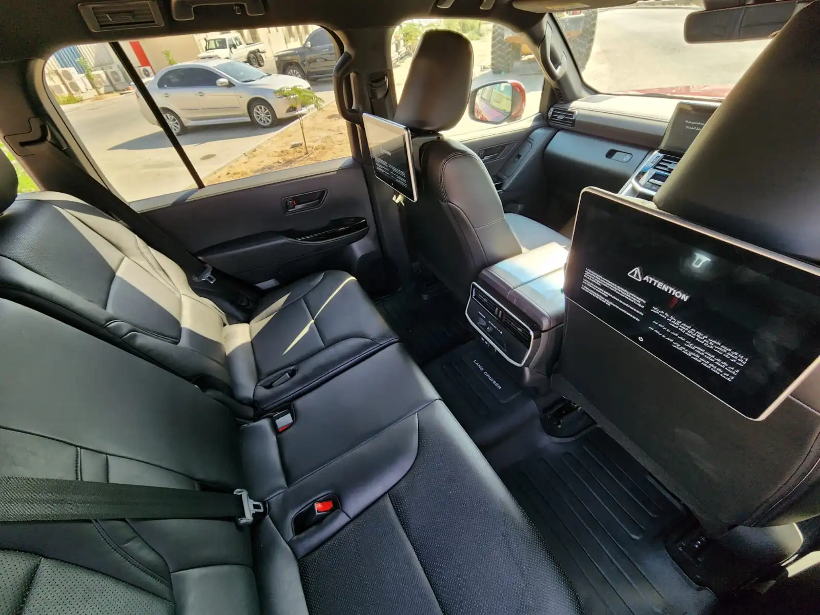 Toyota Land Cruiser 300 GXR حمراء مصفحة مع شاشات خلفية بديلة