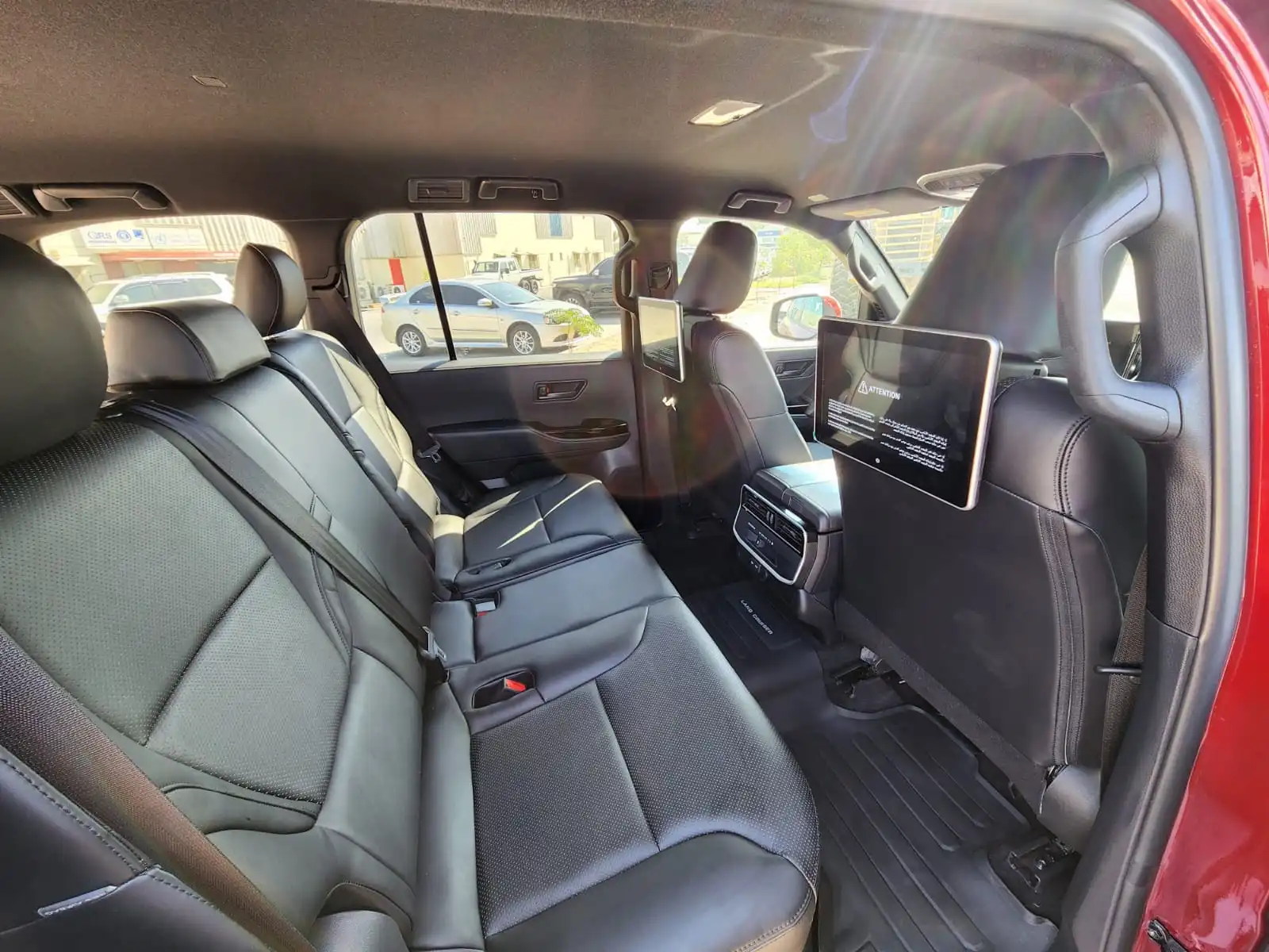Toyota Land Cruiser 300 GXR حمراء مصفحة مع شاشات خلفية