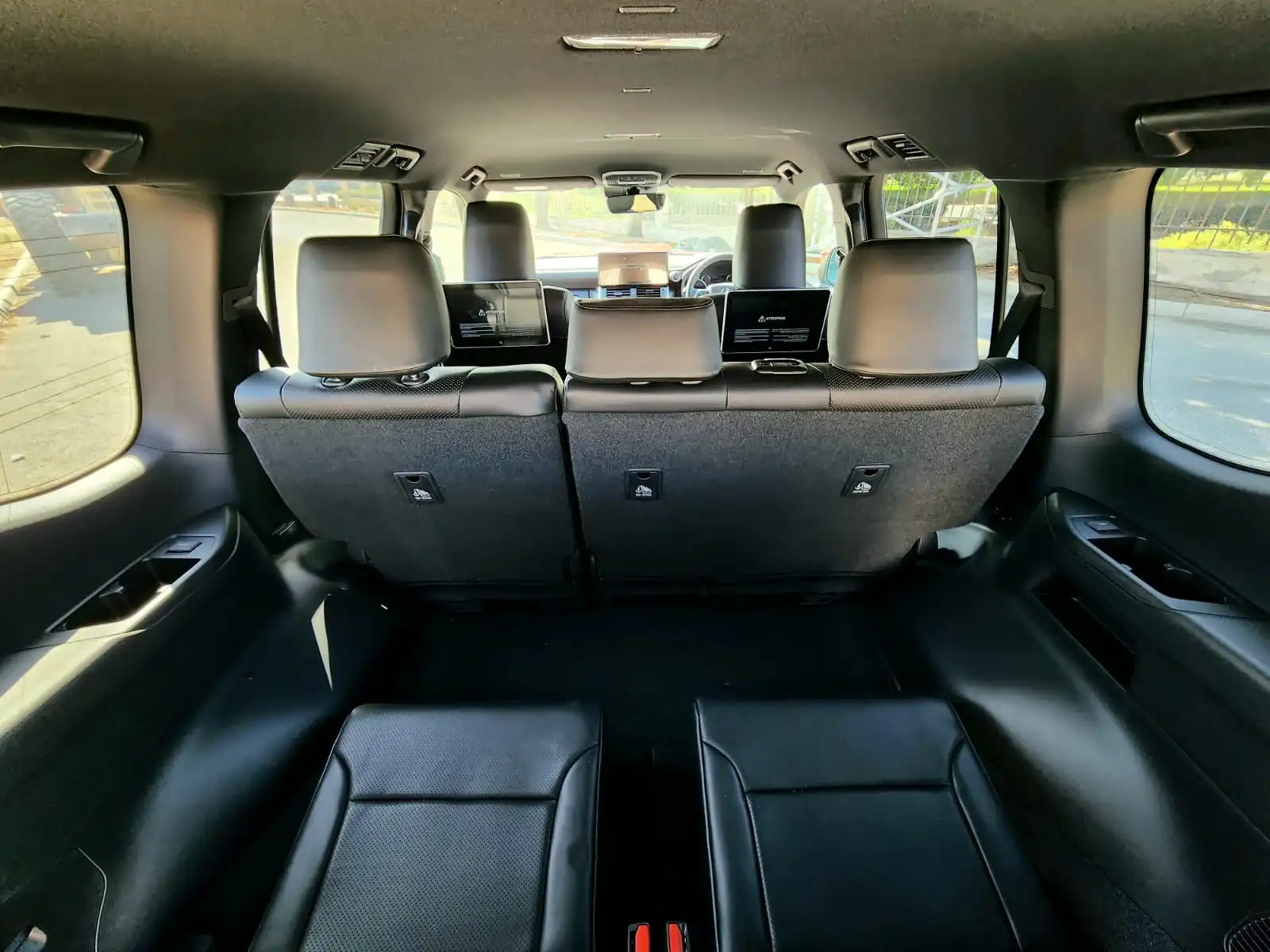 Toyota Land Cruiser 300 GXR Diesel 3.5 Twin Turbo blindé - vue arrière, sièges passagers 11