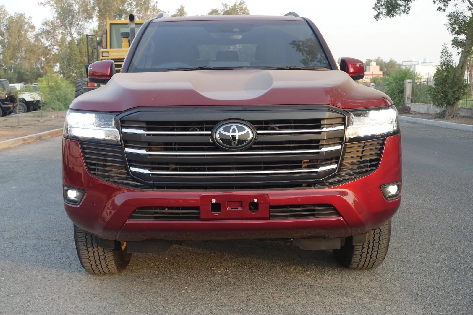 Toyota Land Cruiser 300 GXR حمراء مصفحة بمنظر أمامي