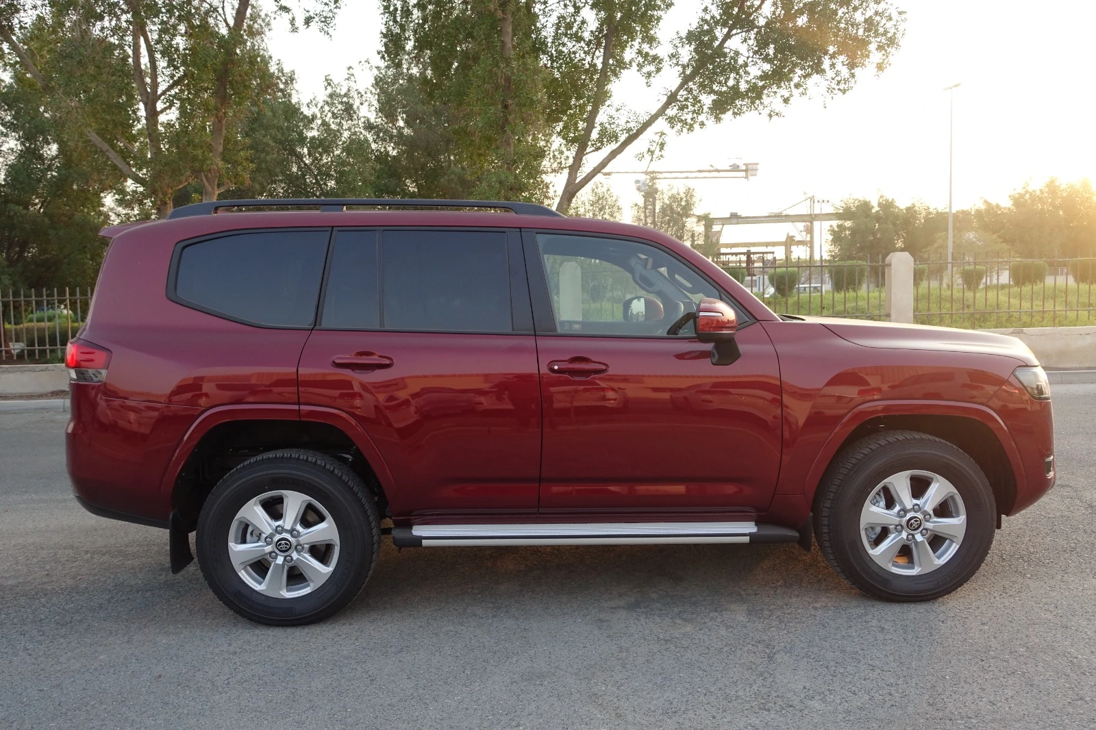 Toyota Land Cruiser 300 GXR Diesel 3.5 Twin Turbo blindé - profil latéral, côté droit, vue complète